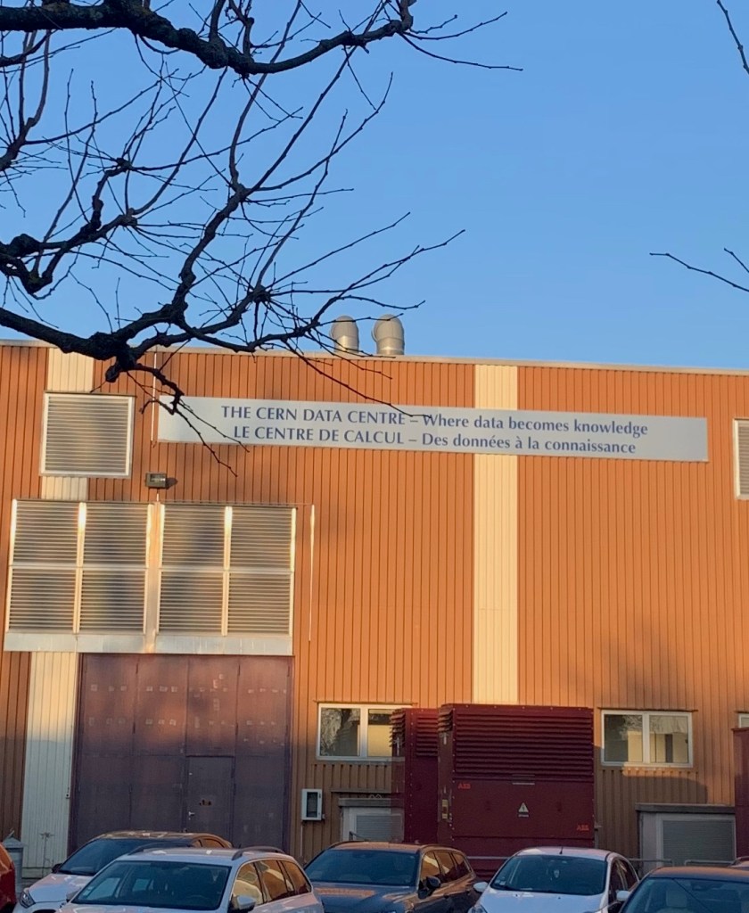Photo d'un bâtiment industriel portant le nom "The CERN data centre - centre de calcul du CERN"